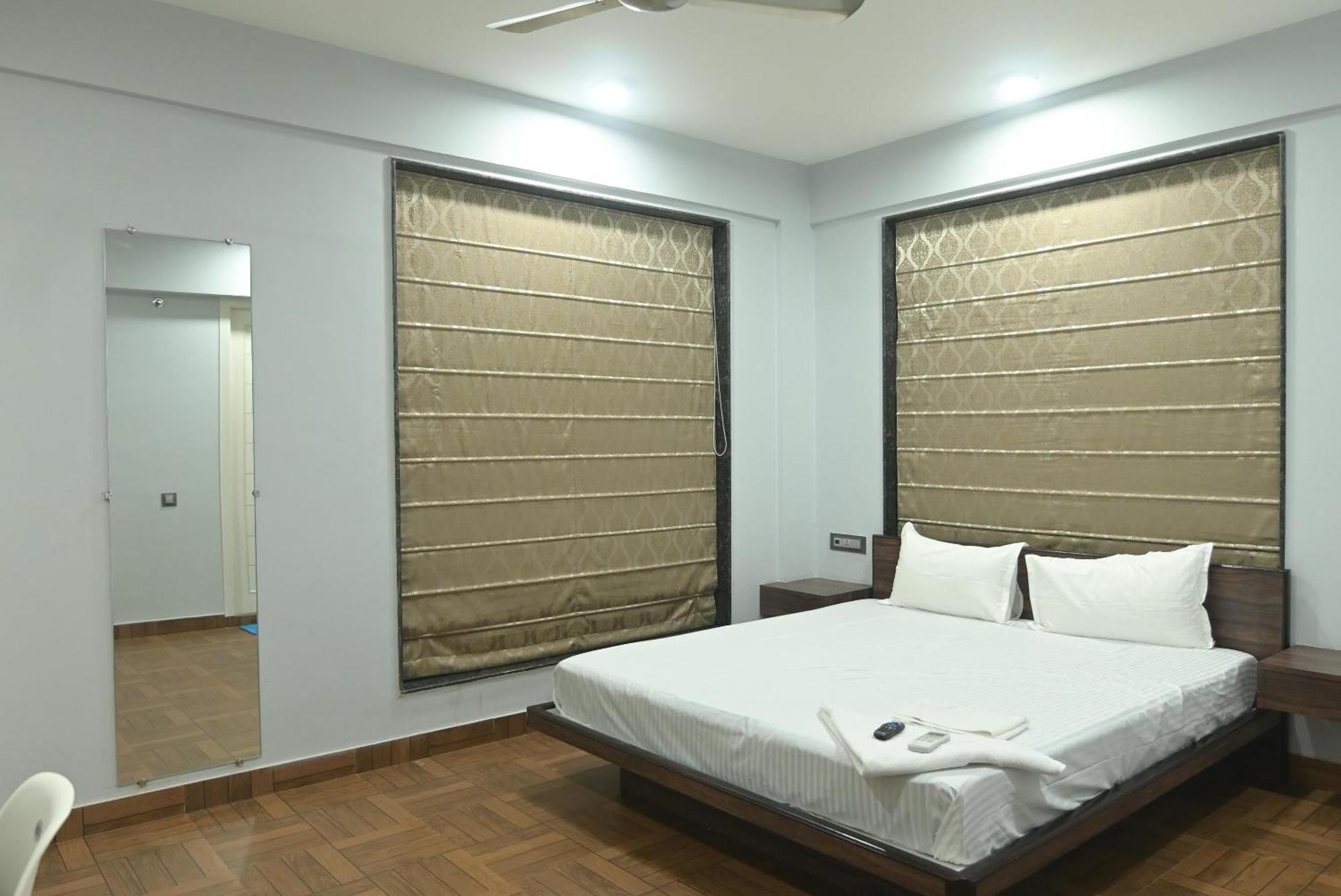 Nk7 Newtown Hotel Колката Екстериор снимка