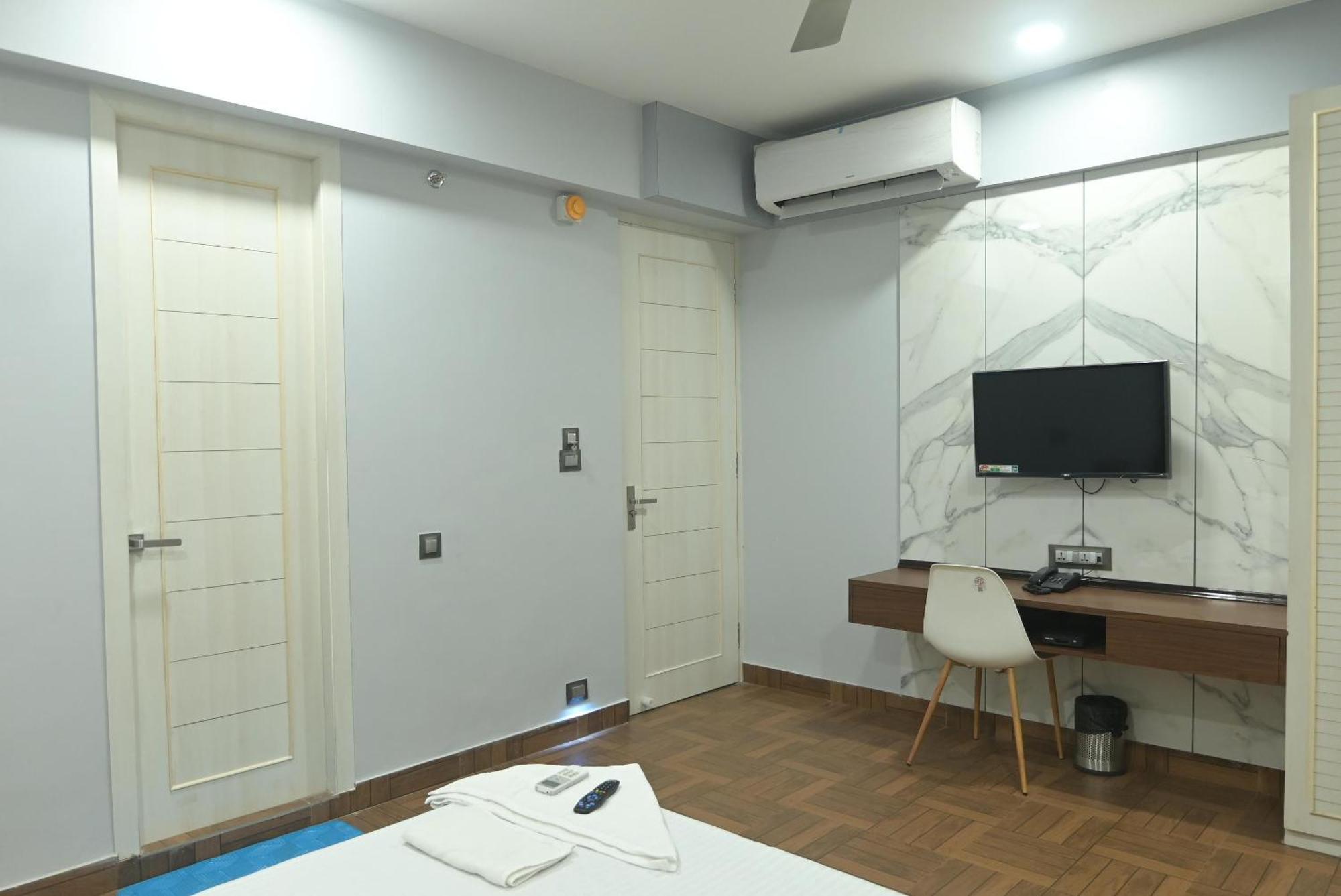 Nk7 Newtown Hotel Колката Екстериор снимка