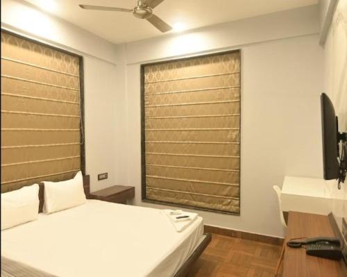 Nk7 Newtown Hotel Колката Екстериор снимка
